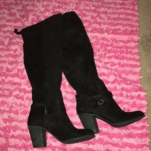 Black wedges